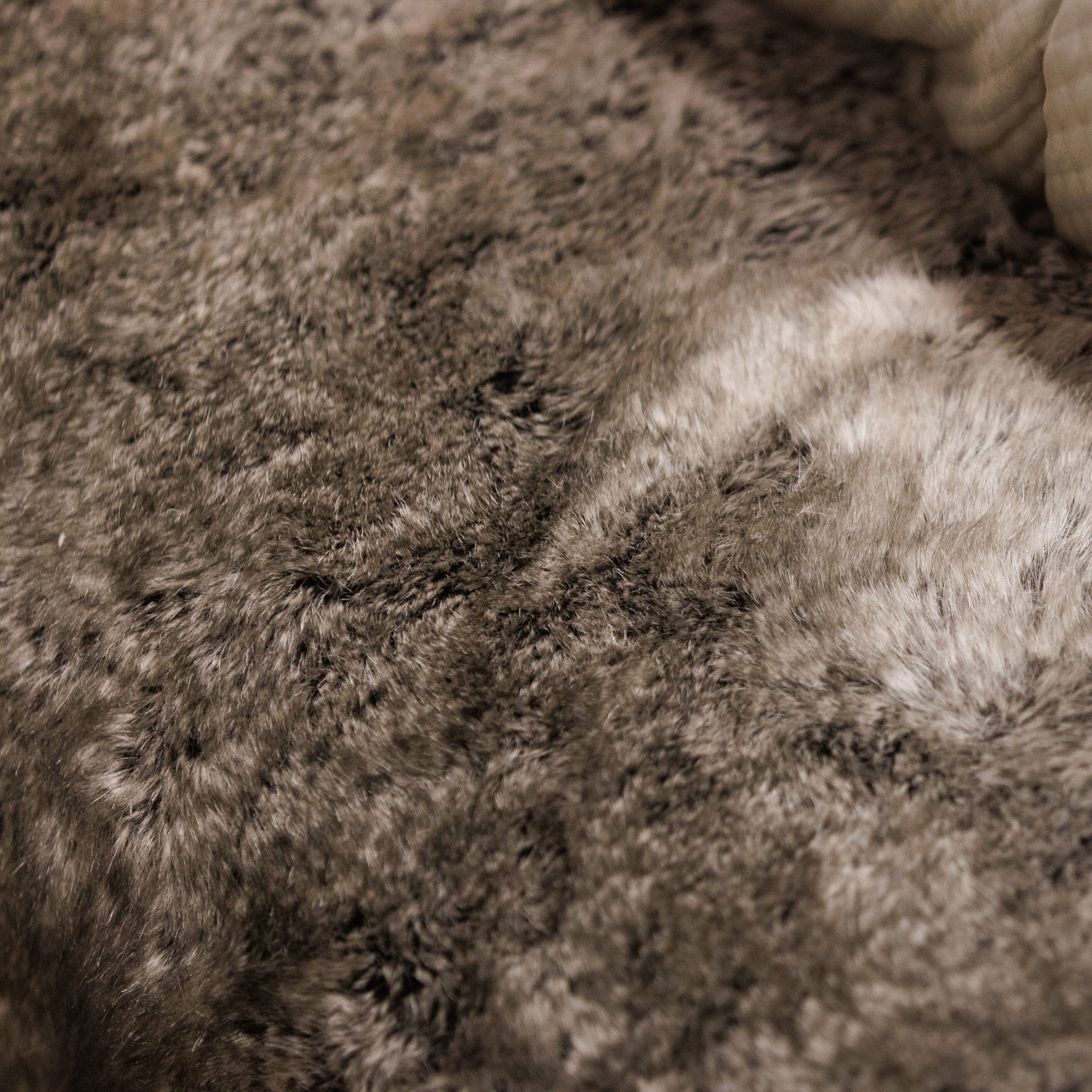 Arctic Wolf Luxury Chunky Faux Fur Bed - Image 4