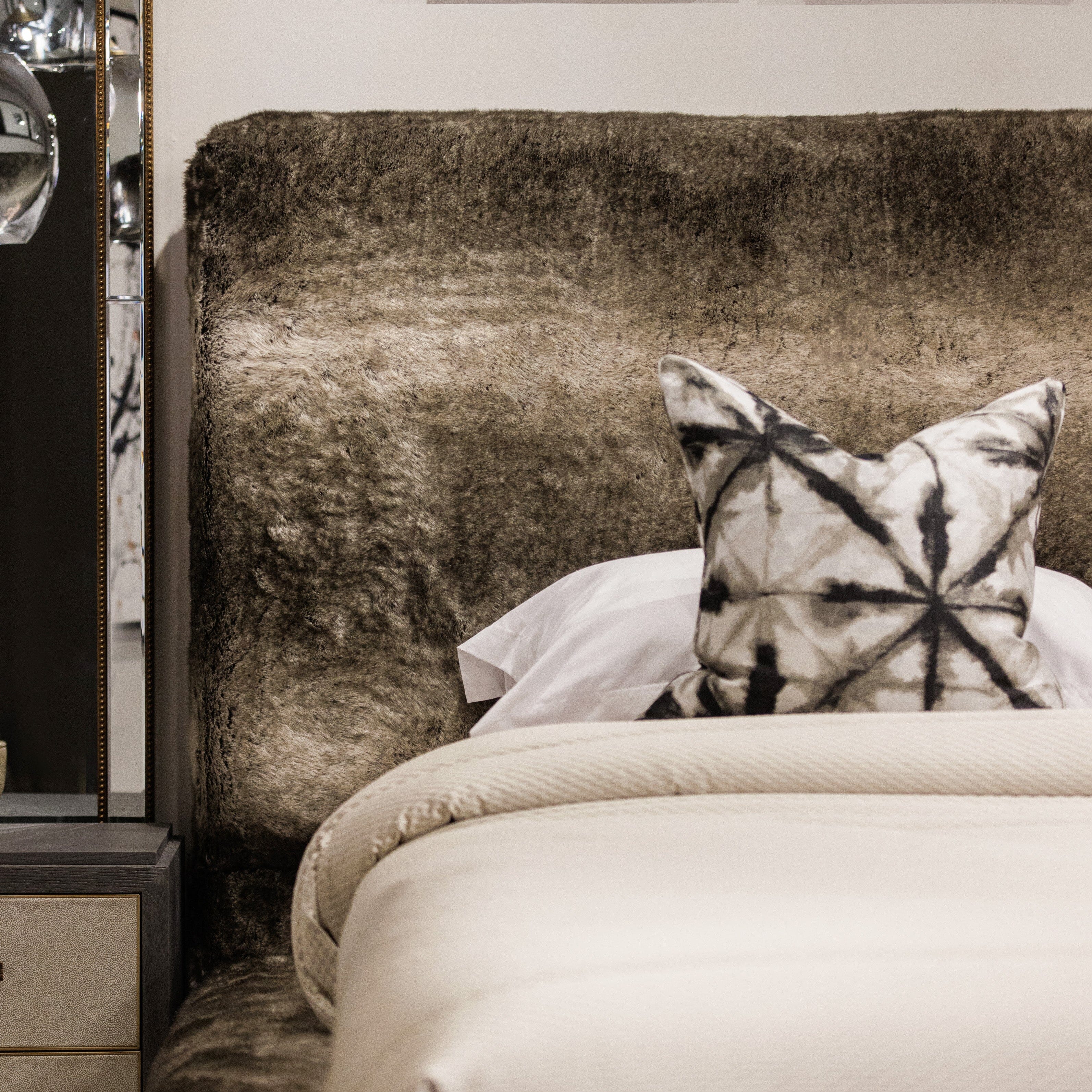 Arctic Wolf Luxury Chunky Faux Fur Bed - Image 5