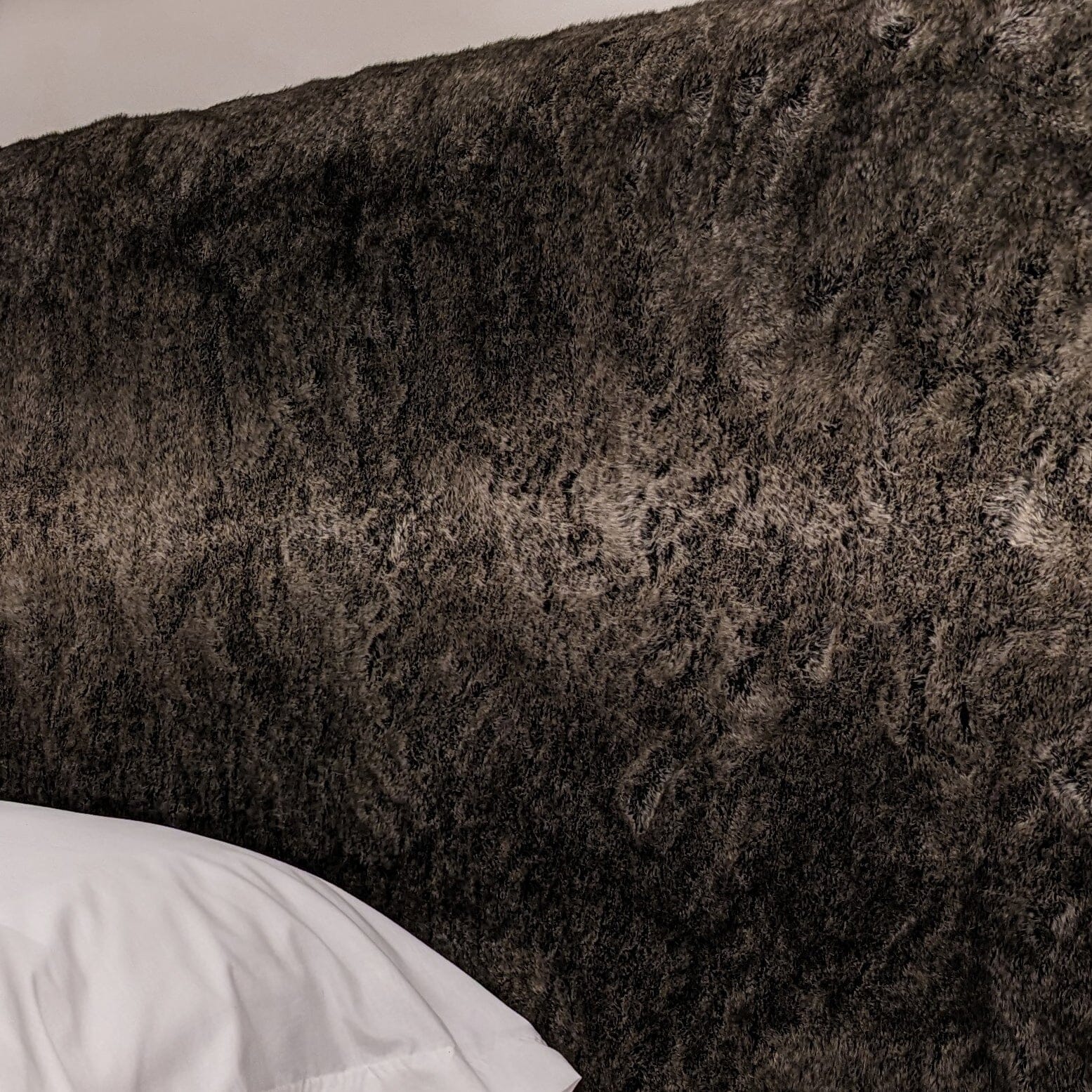 Arctic Wolf Luxury Chunky Faux Fur Bed - Image 7