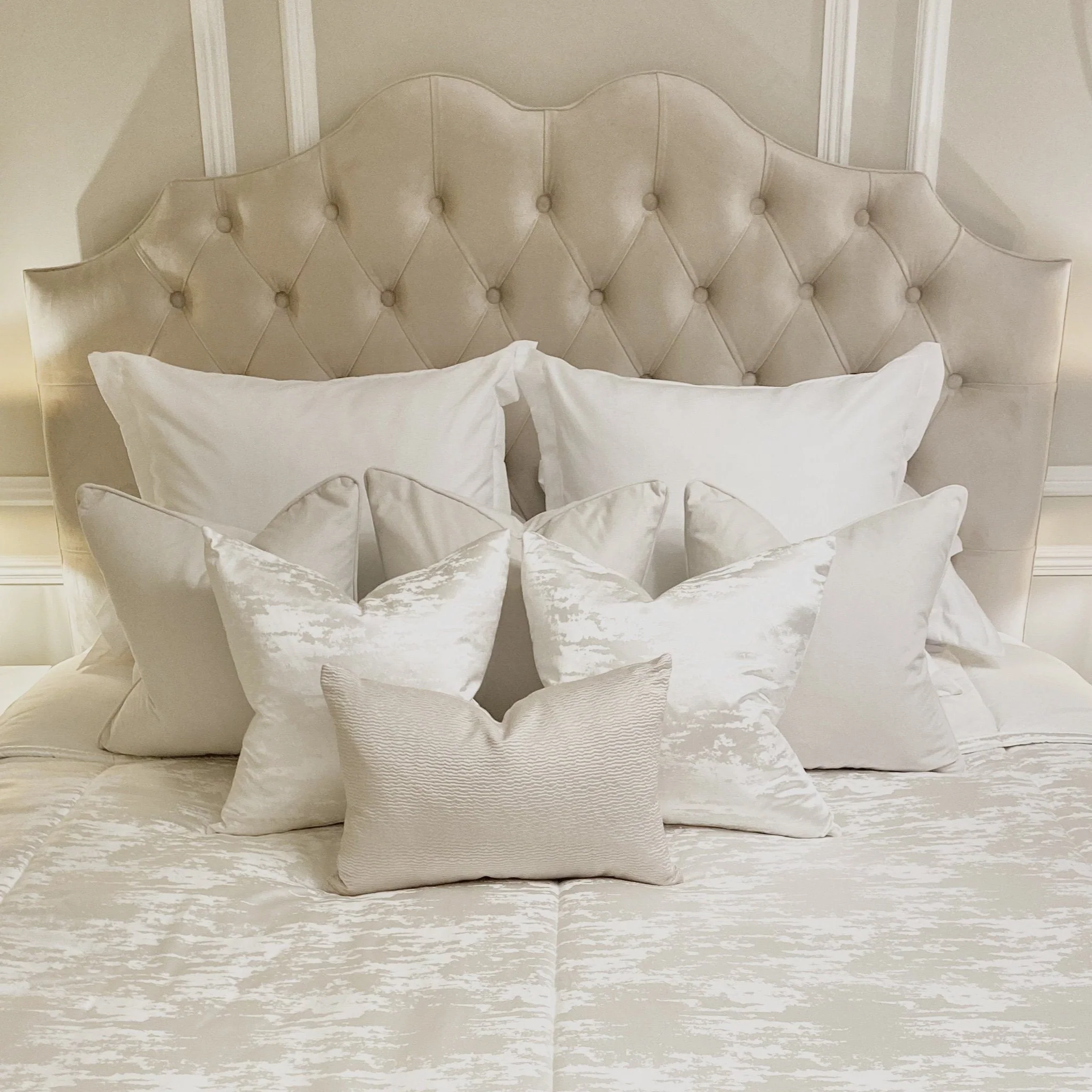 Belvoir Vanilla Luxury Curved Velvet Bed - Image 2