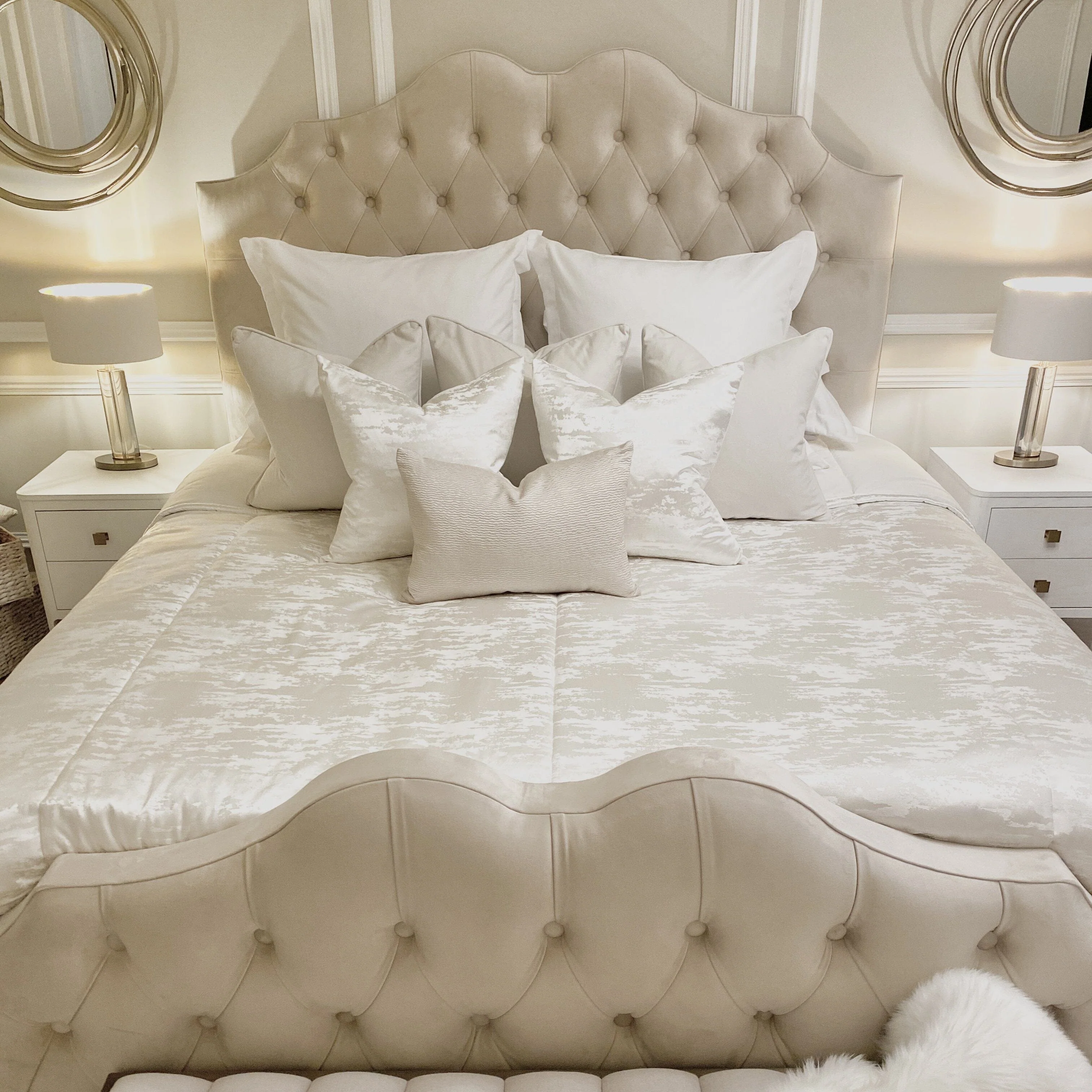 Belvoir Vanilla Luxury Curved Velvet Bed - Image 5