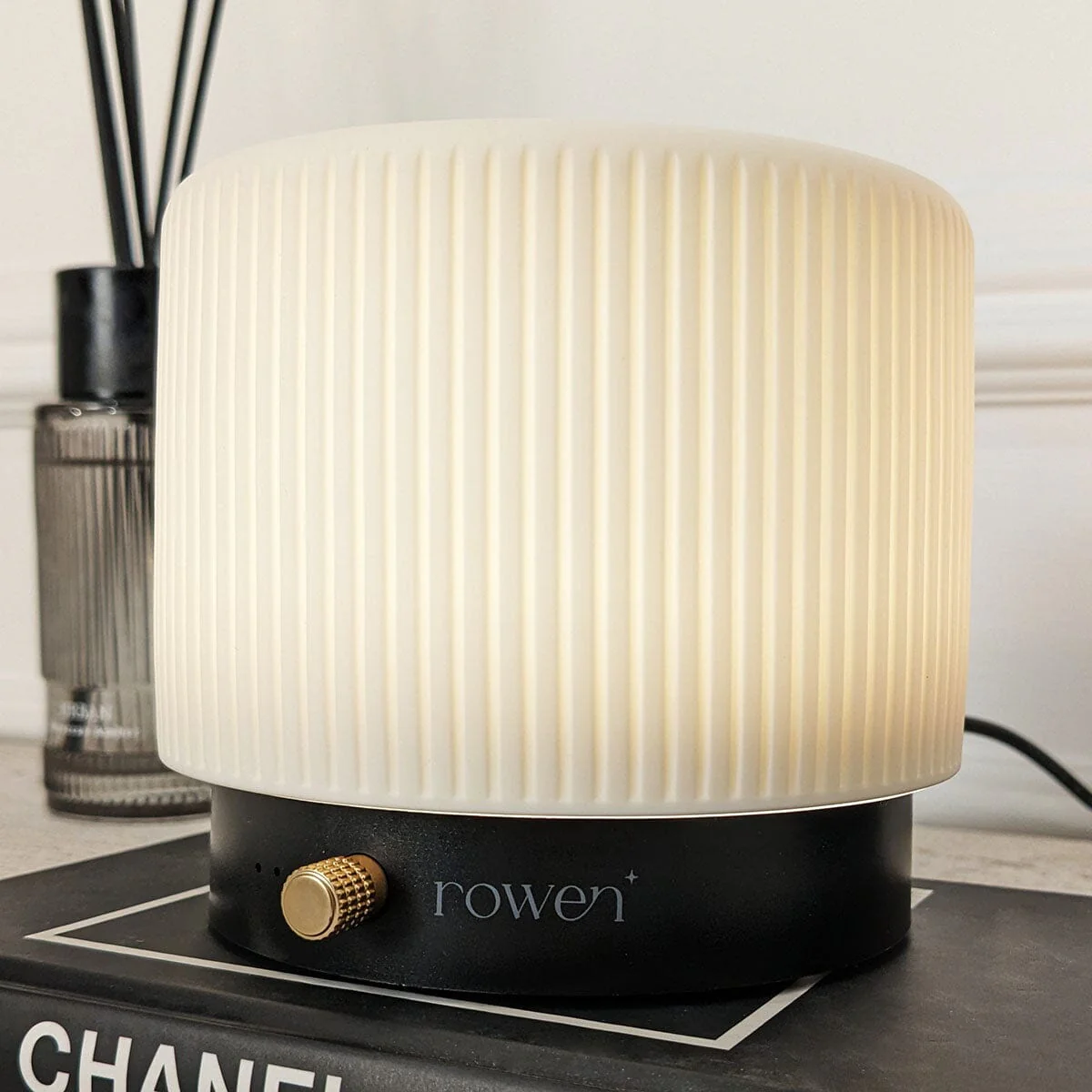 Fiorella Electronic Black & White Aroma Mist Diffuser Lamp - Image 2