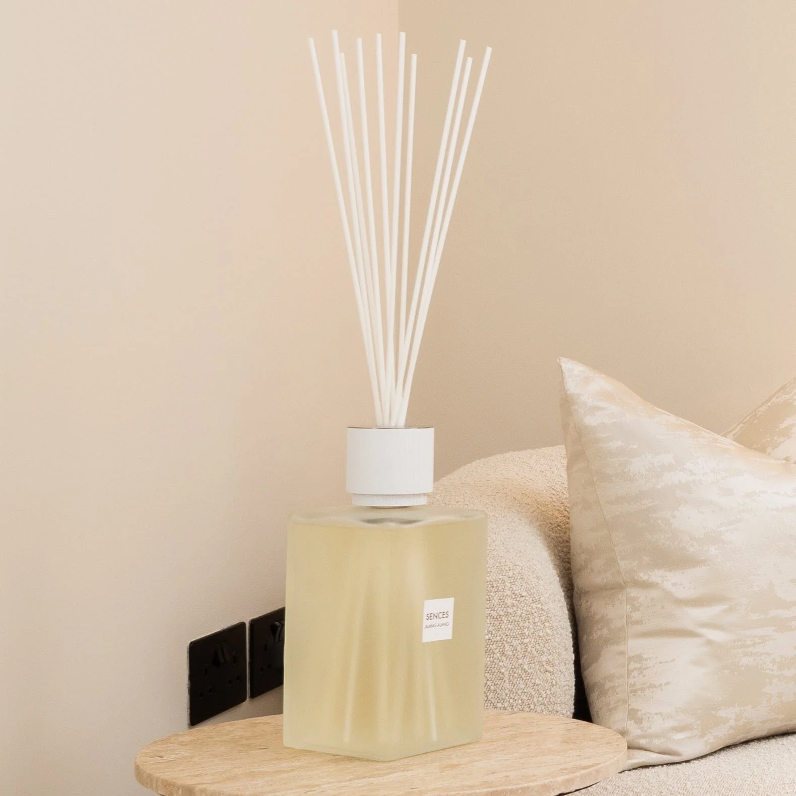 White Alang Alang XL Statement Reed Diffuser- 2200ml - Image 3